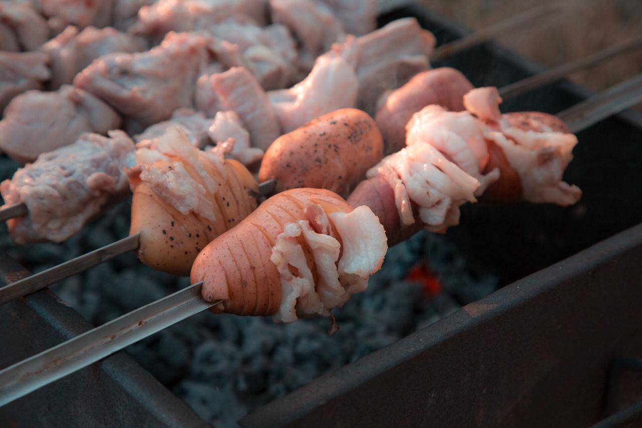 Москвичам напомнили правила жарки шашлыка в городе