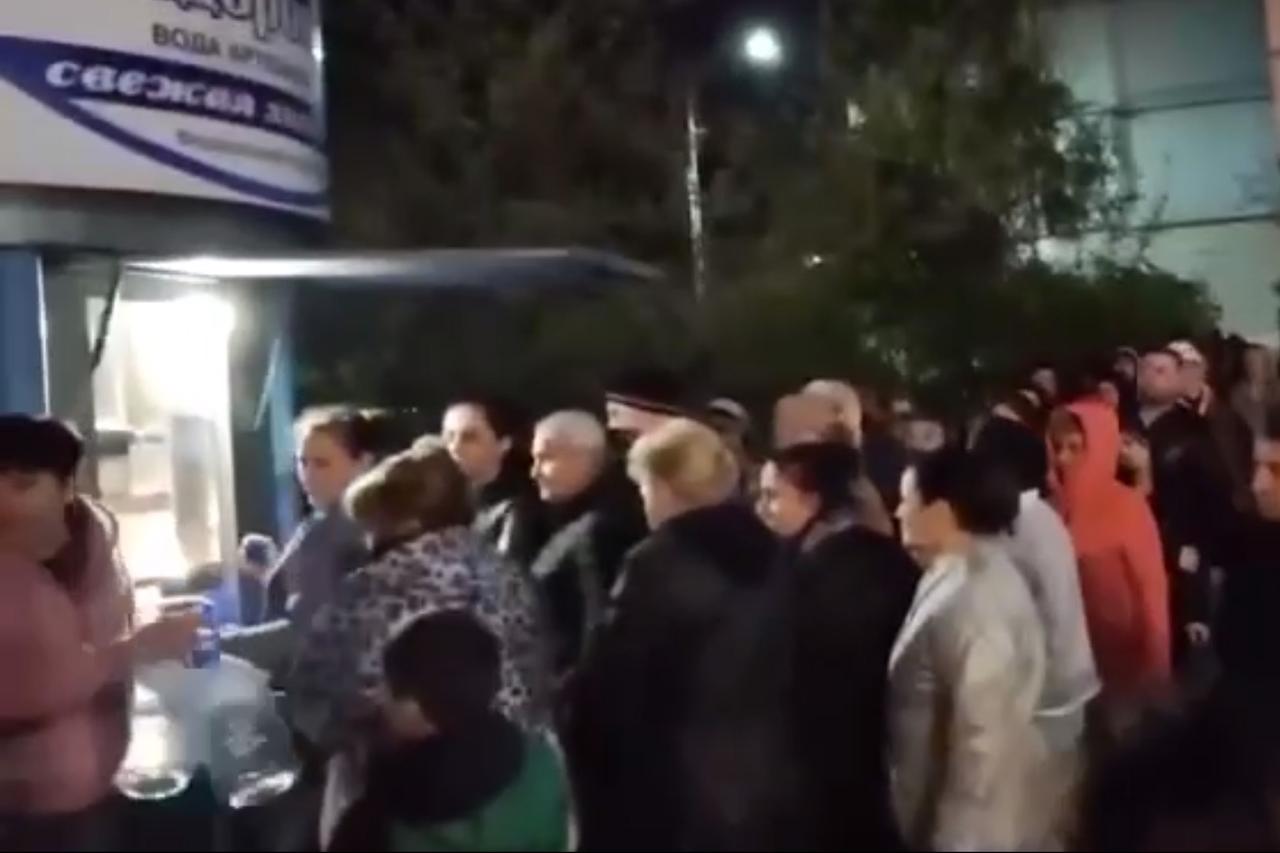 Огромная очередь за водой в подмосковных Люберцах попала на видео