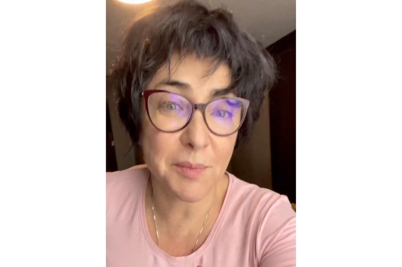 59-летняя Лолита показала на видео лицо без макияжа