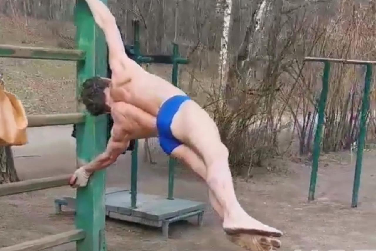 Московский пенсионер в трусах выполнил упражнение «флажок» и попал на видео