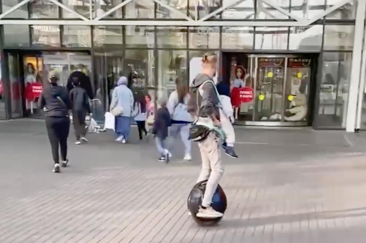 Москвич на моноколесе с малолетним ребенком в слинге возмутил пользователей сети