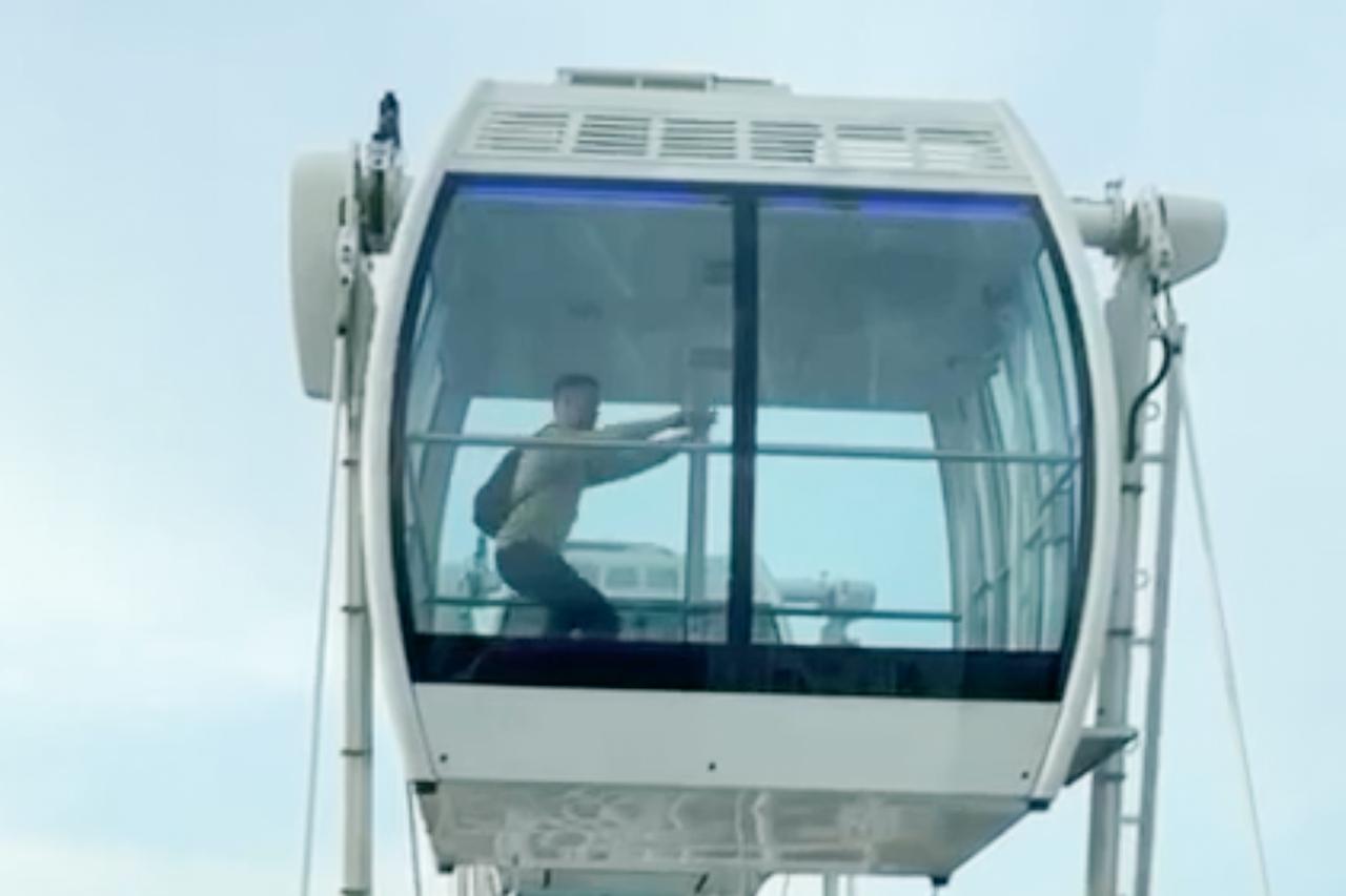 Массовые приседания в кабинах колеса обозрения «Солнце Москвы» попали на видео