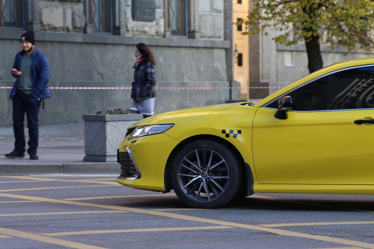 При столкновении автомобиля такси с мотоциклом в центре Москвы умер мужчина