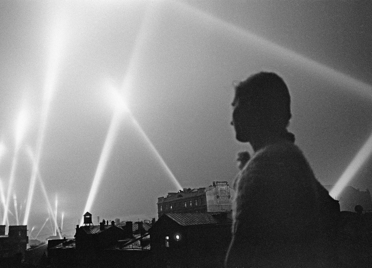 Великая Отечественная война 1941-1945 гг. Лучи прожекторов войск ПВО освещают небо Москвы. Москва, июнь 1941 год.