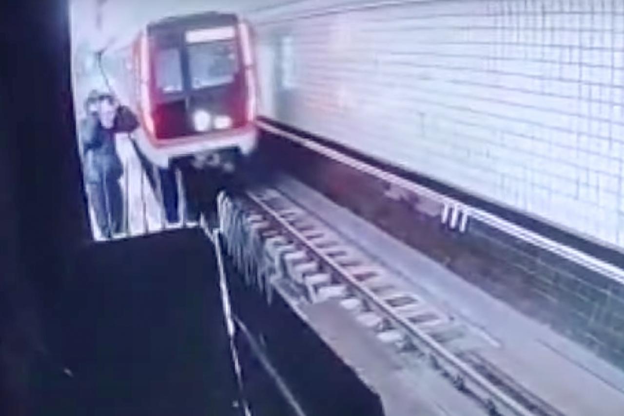 Россиянина арестовали за перекур в тоннеле московского метро