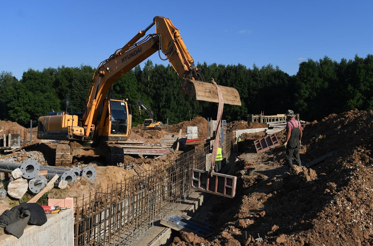 Экскаваторщик рассказал об экстремальных ситуациях на московских стройплощадках