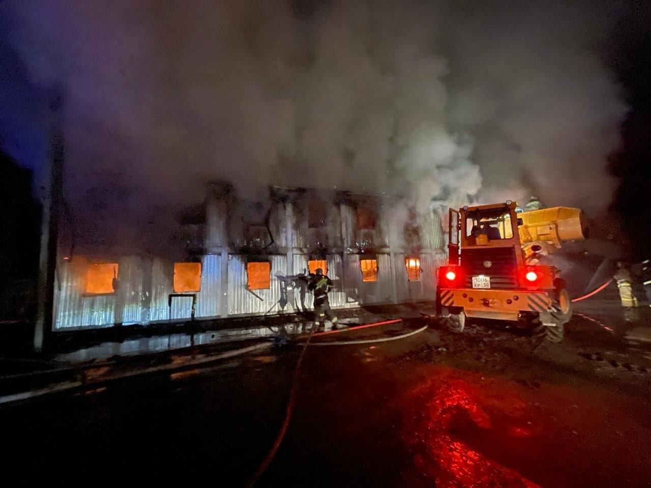 Смертельный пожар в строительных бытовках попал на видео