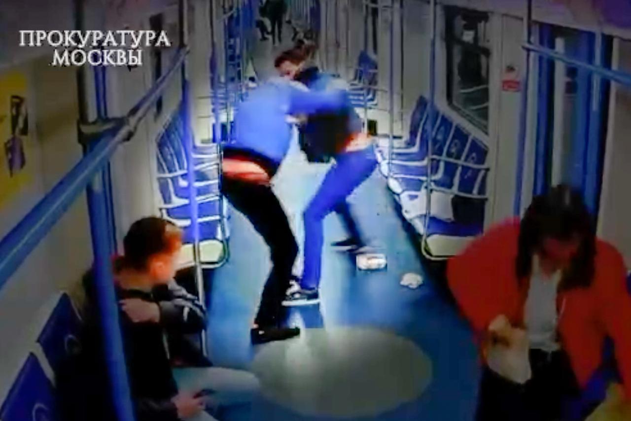 Избиение пенсионера в вагоне московского метро попало на видео