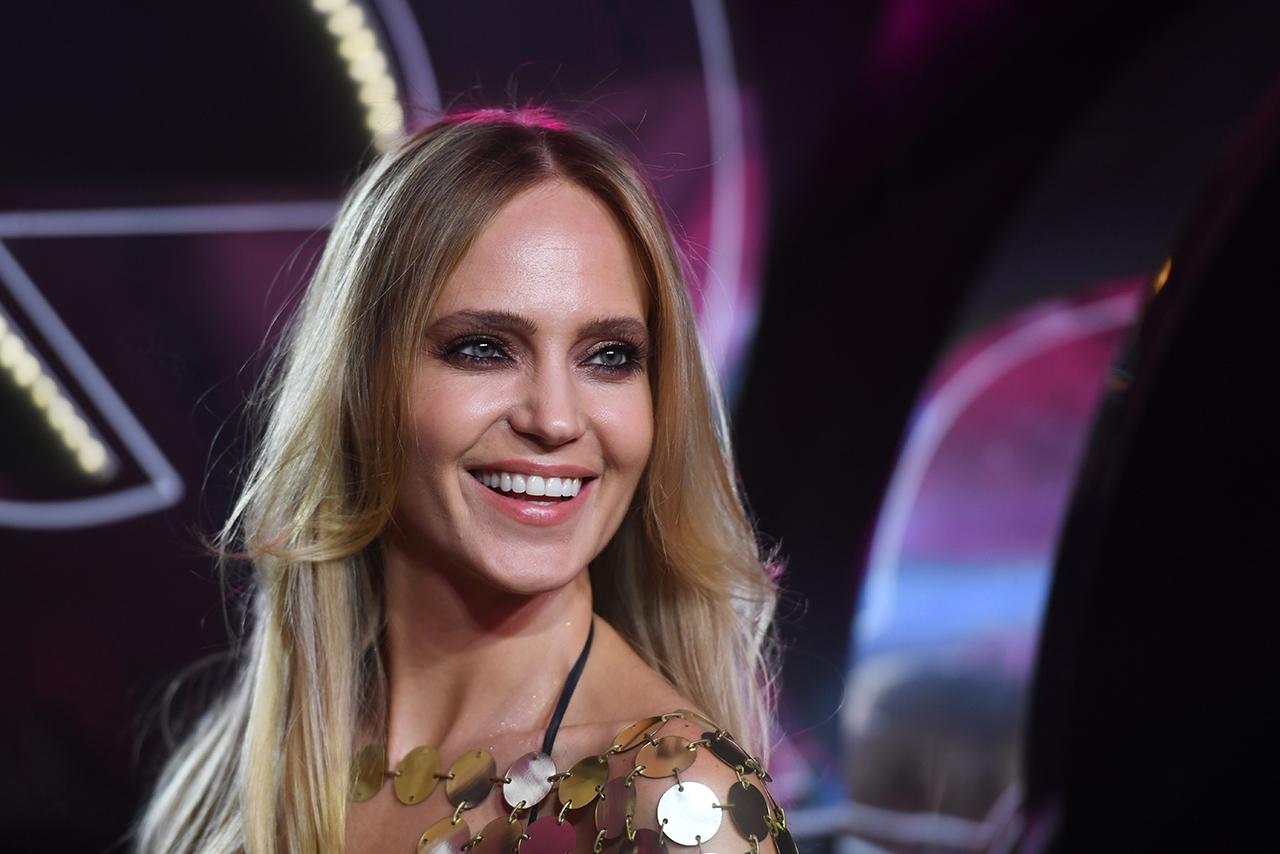 Певица Глюкоза продемонстрировала новый имидж в откровенном купальнике