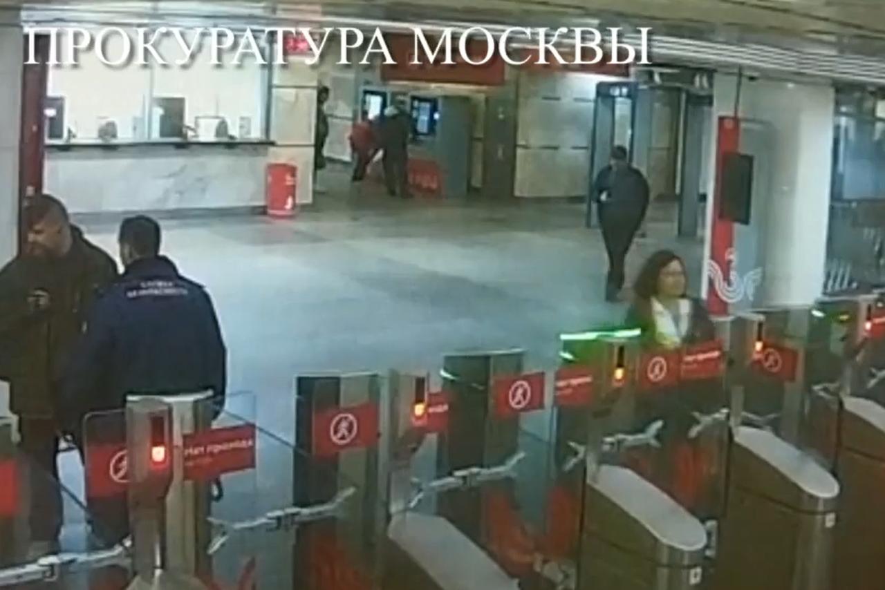 Безбилетный пассажир разбил турникет в московском метро и попал на видео