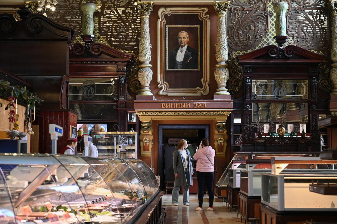 На московском универмаге «Елисеевский» заметили вывеску о скором открытии