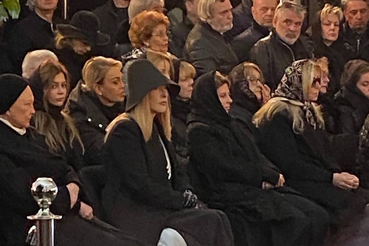 Историк моды Александр Васильев назвал причину приезда Пугачевой в Москву