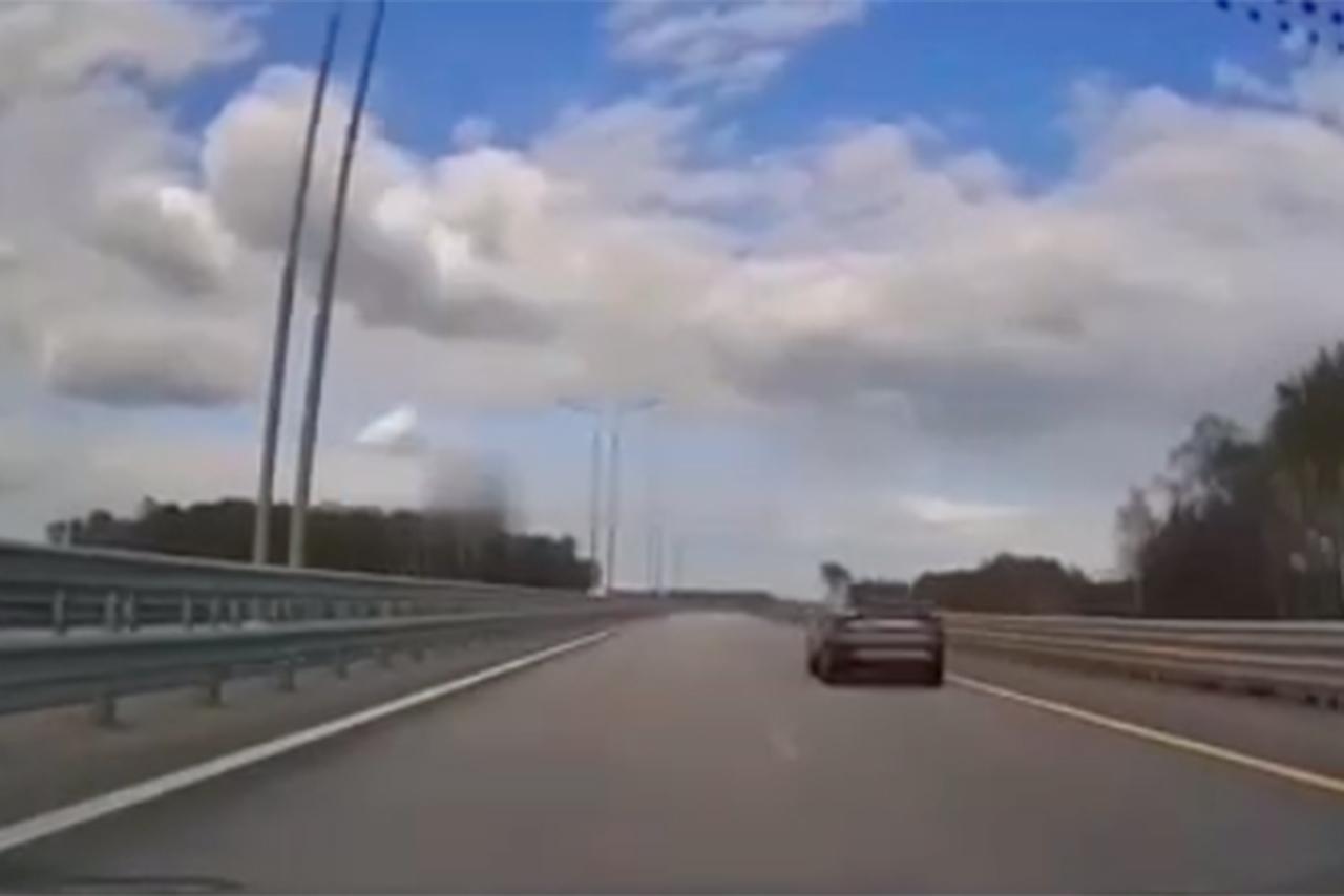 Проехавший по встречной полосе на ЦКАД автомобиль попал на видео
