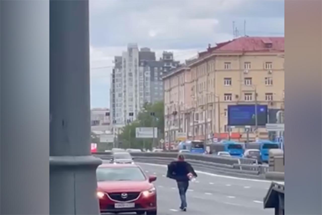 Женщина прошлась по оживленной проезжей части в Москве и попала на видео