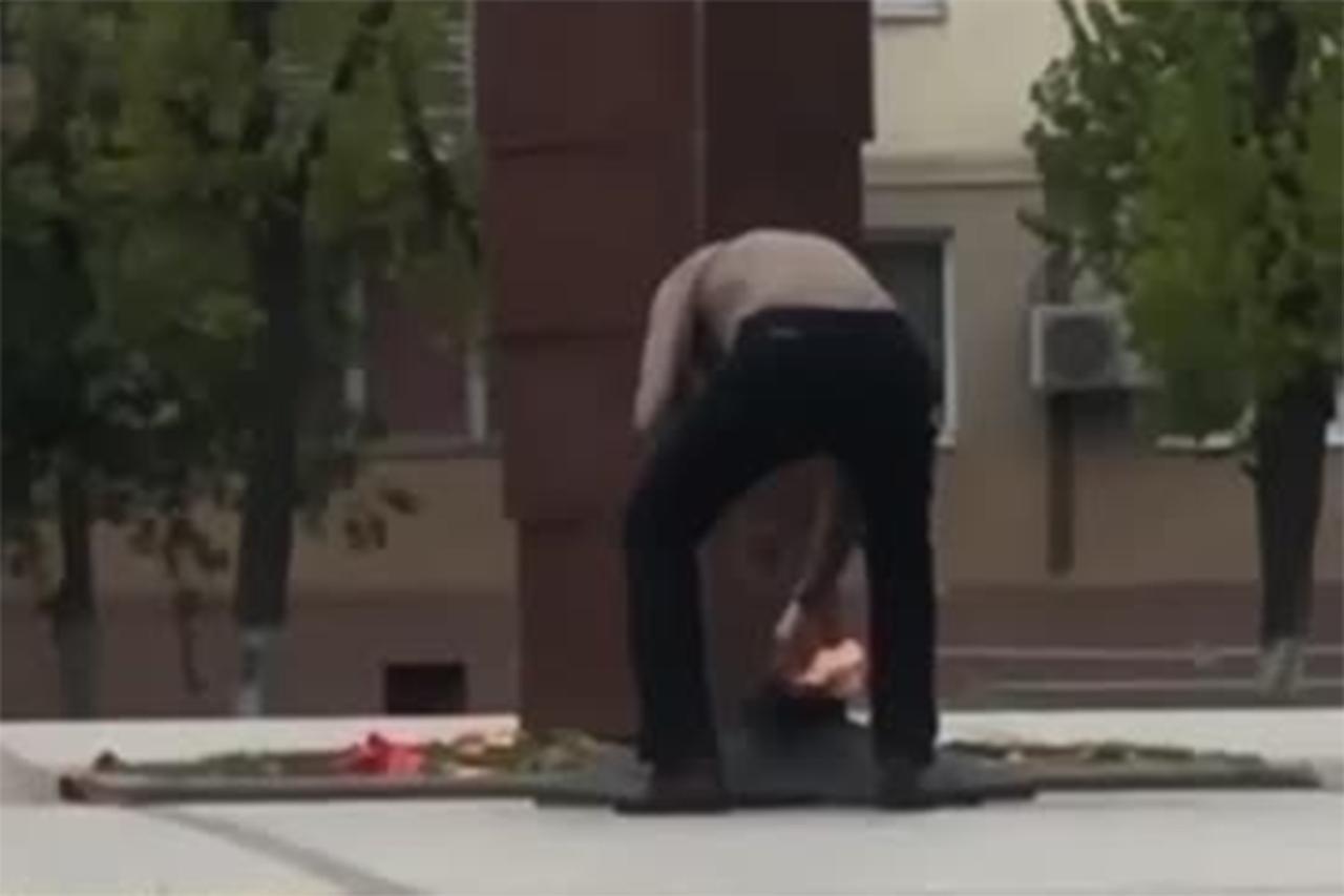 Россиянин прикурил сигарету от Вечного огня и возмутил пользователей сети