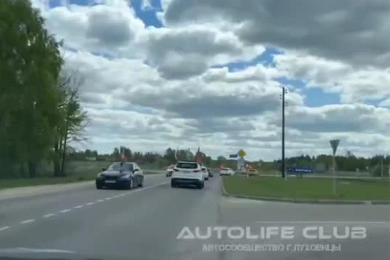 Автоколонна из десятка машин в честь Дня Победы в Подмосковье попала на видео