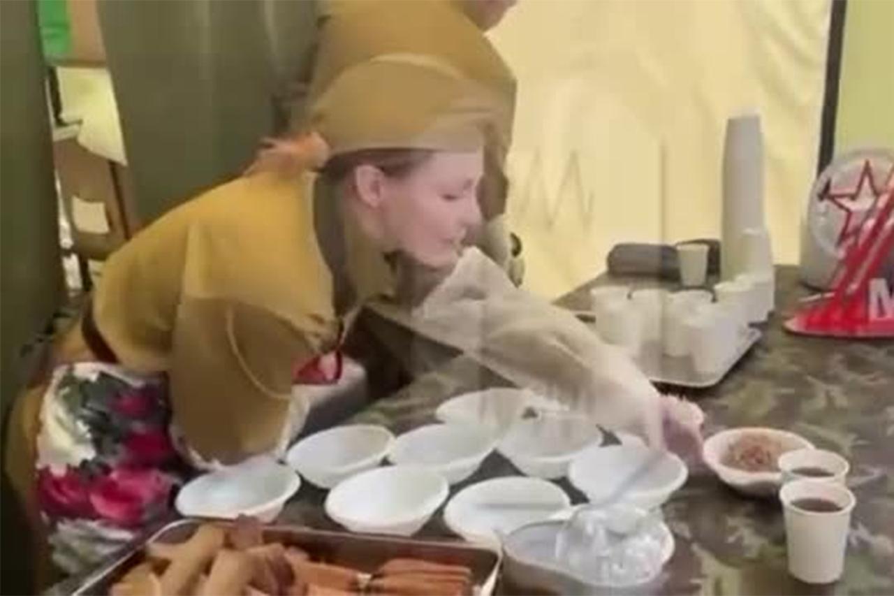 Огромная очередь за бесплатной гречкой в центре Москвы попала на видео