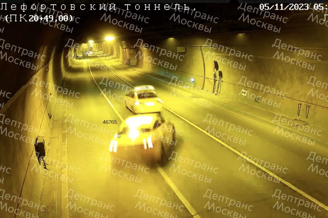 Такси перевернулось в тоннеле в Москве и попало на видео