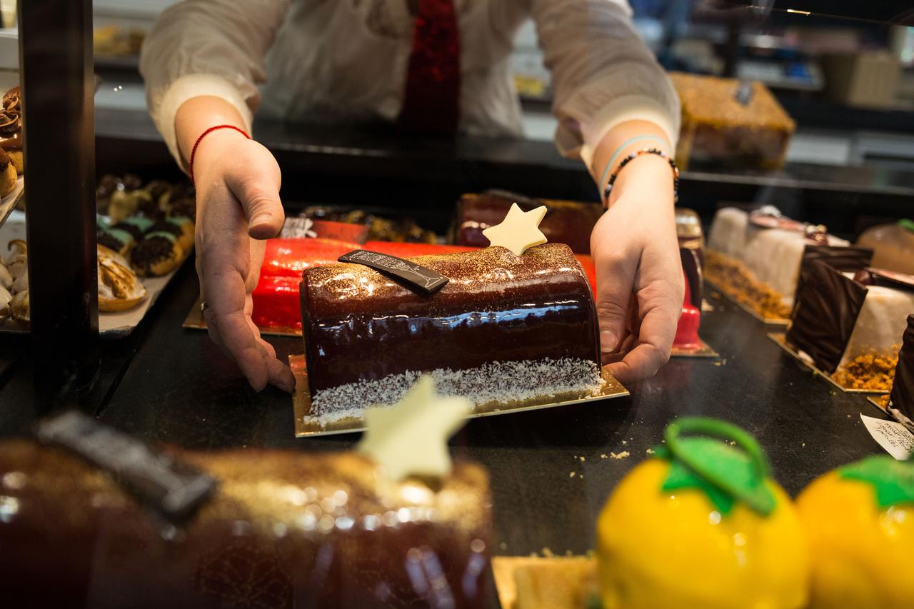 Зарплата и обязанности продавца столичного магазина сладостей возмутила горожан