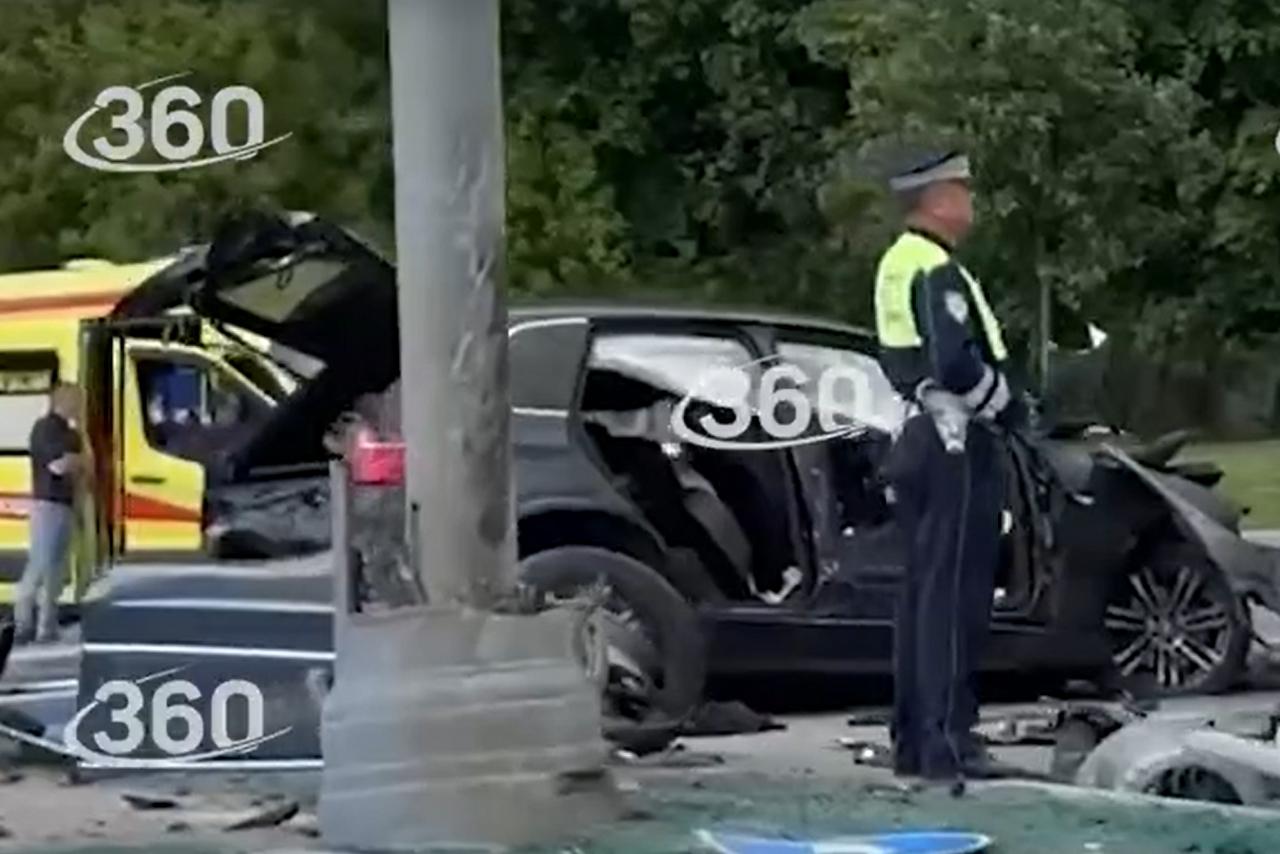 BMW на скорости влетел в отбойник в Москве и попал на видео