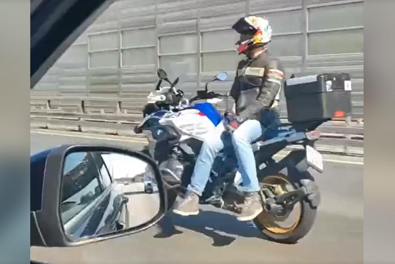 Поведение мотоциклиста на дороге в Москве возмутило пользователей сети