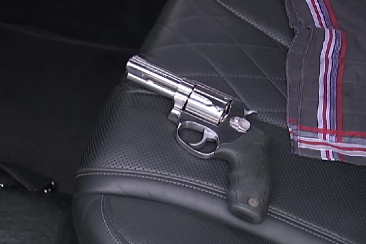 В Москве инспекторы ДПС остановили Mercedes с вооруженным водителем