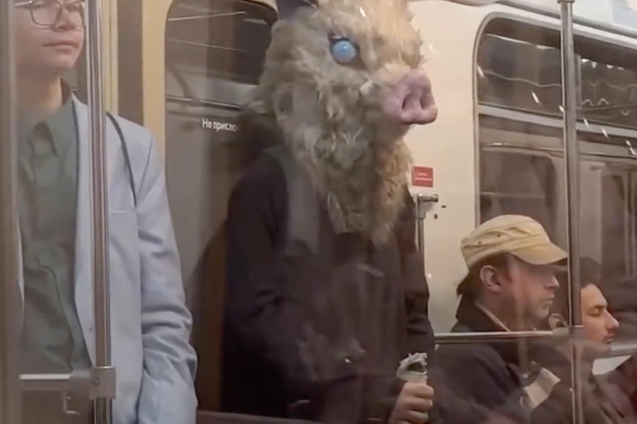 «Истребитель демонов» с мечом в московском метро попал на видео