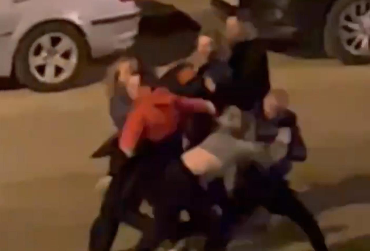 Массовая драка мужчин и женщин в Подмосковье попала на видео