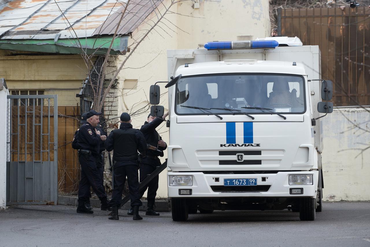 Экс-полицейских отправили в колонию за разбой на службе