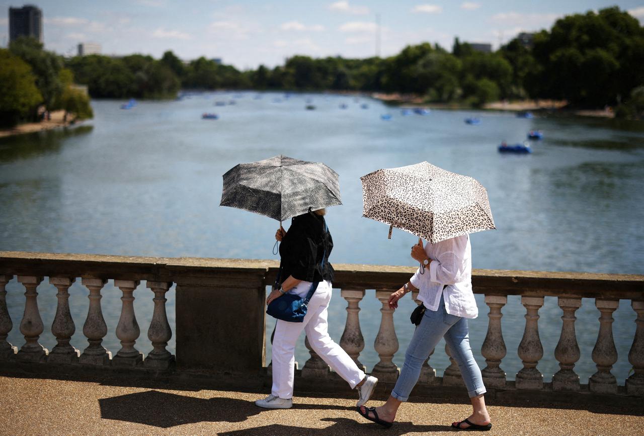 Иммунолог Суворова назвала основные симптомы аллергии на солнце