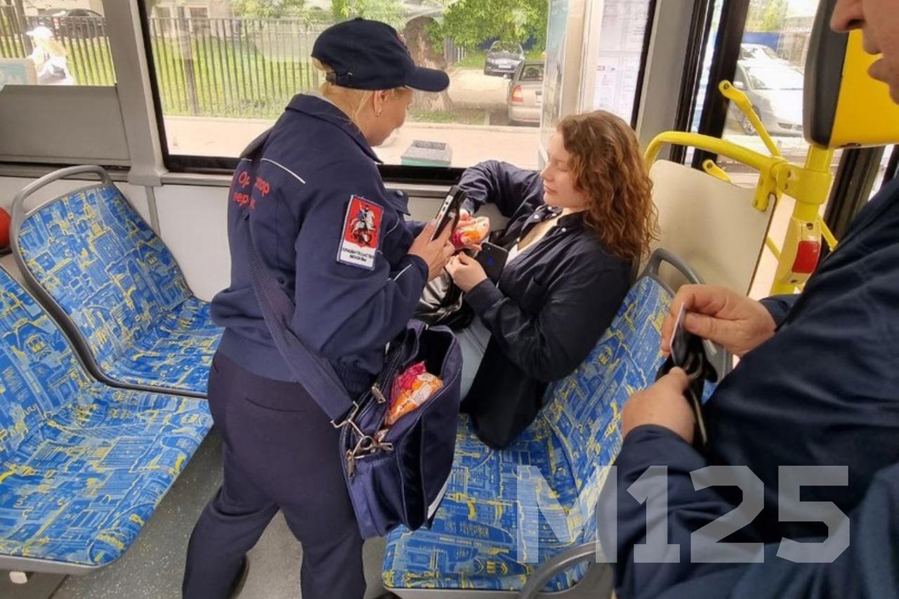 Контролеры в московском автобусе угостили оплативших проезд пассажиров