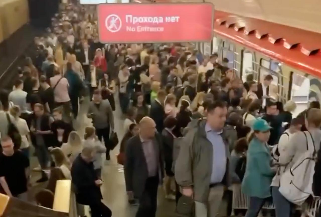 Столпотворение на станции московского метро попало на видео
