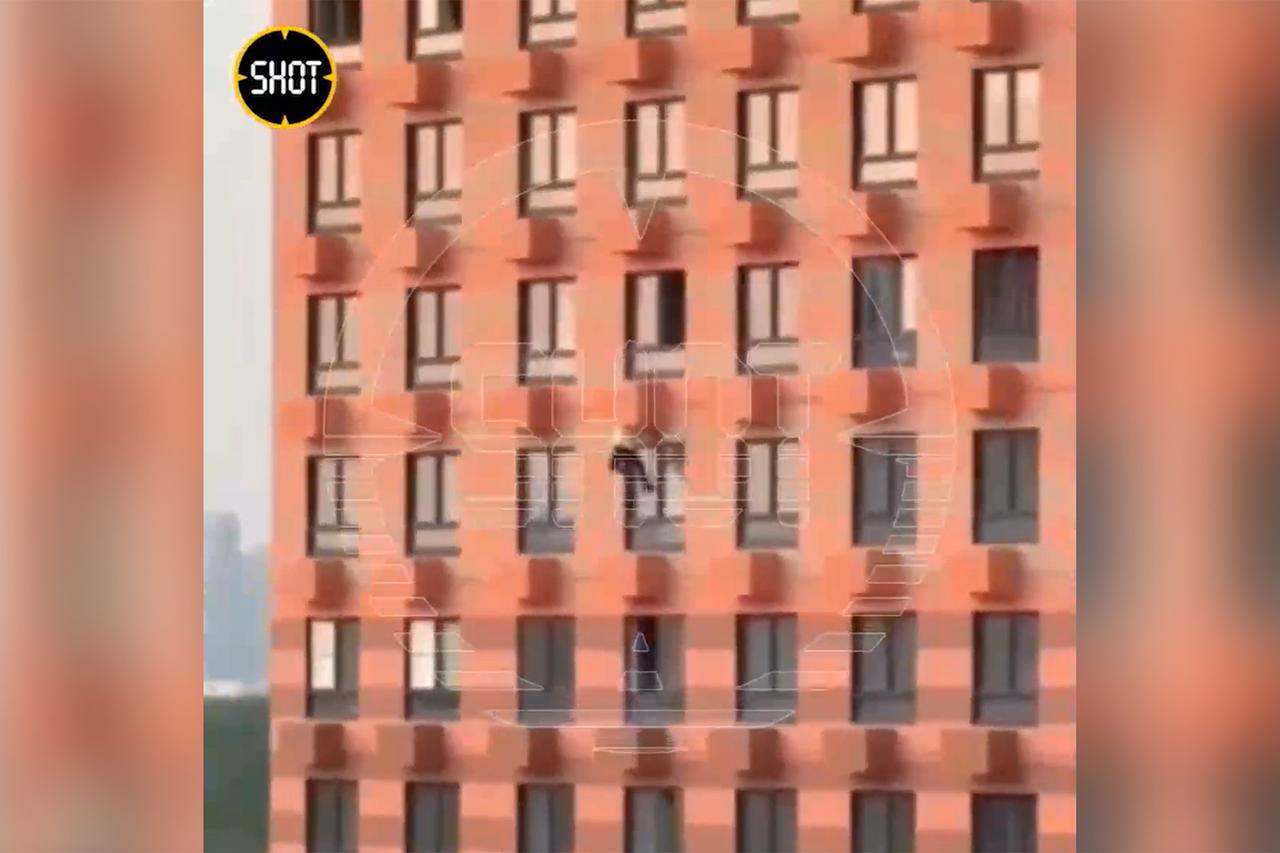 Житель Подмосковья повис внутри короба для кондиционера и попал на видео