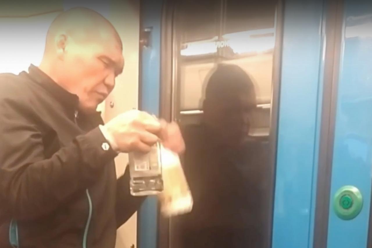 Мужчина запил водку кефиром в московском метро и попал на видео