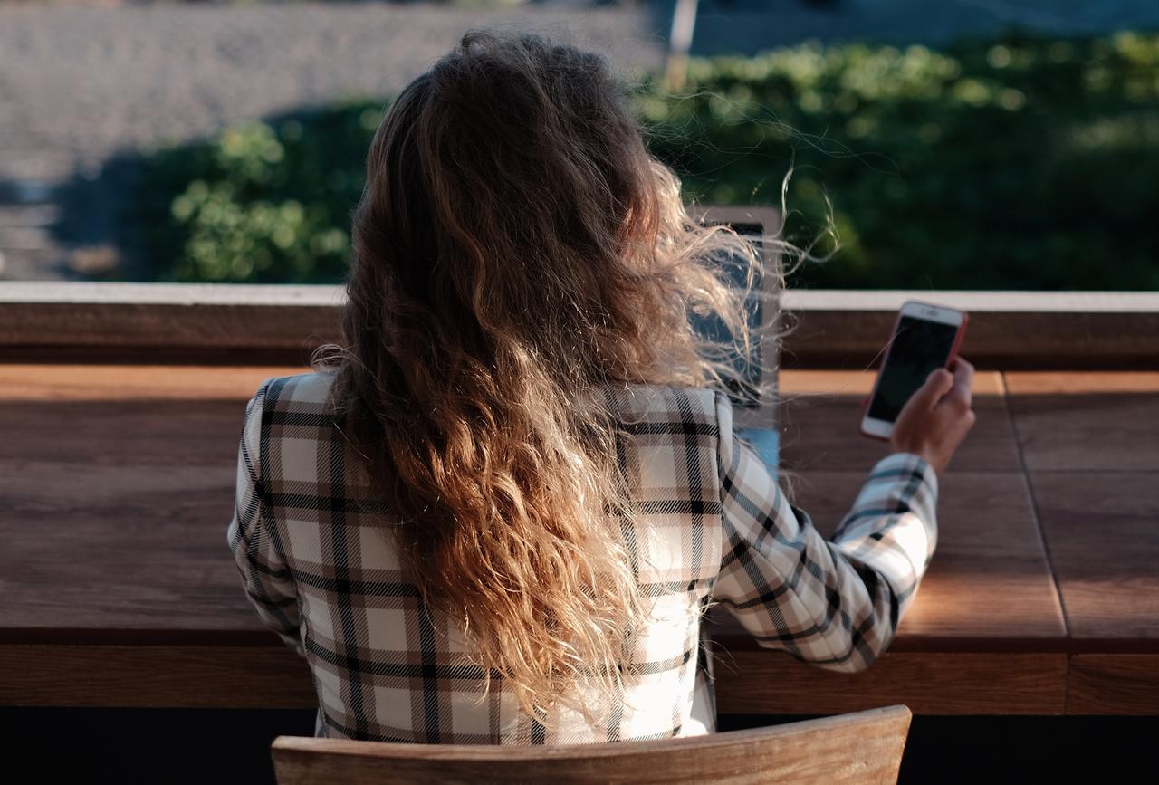 Мужчина выманил у жительницы Подмосковья полмиллиона за ее интимные фото