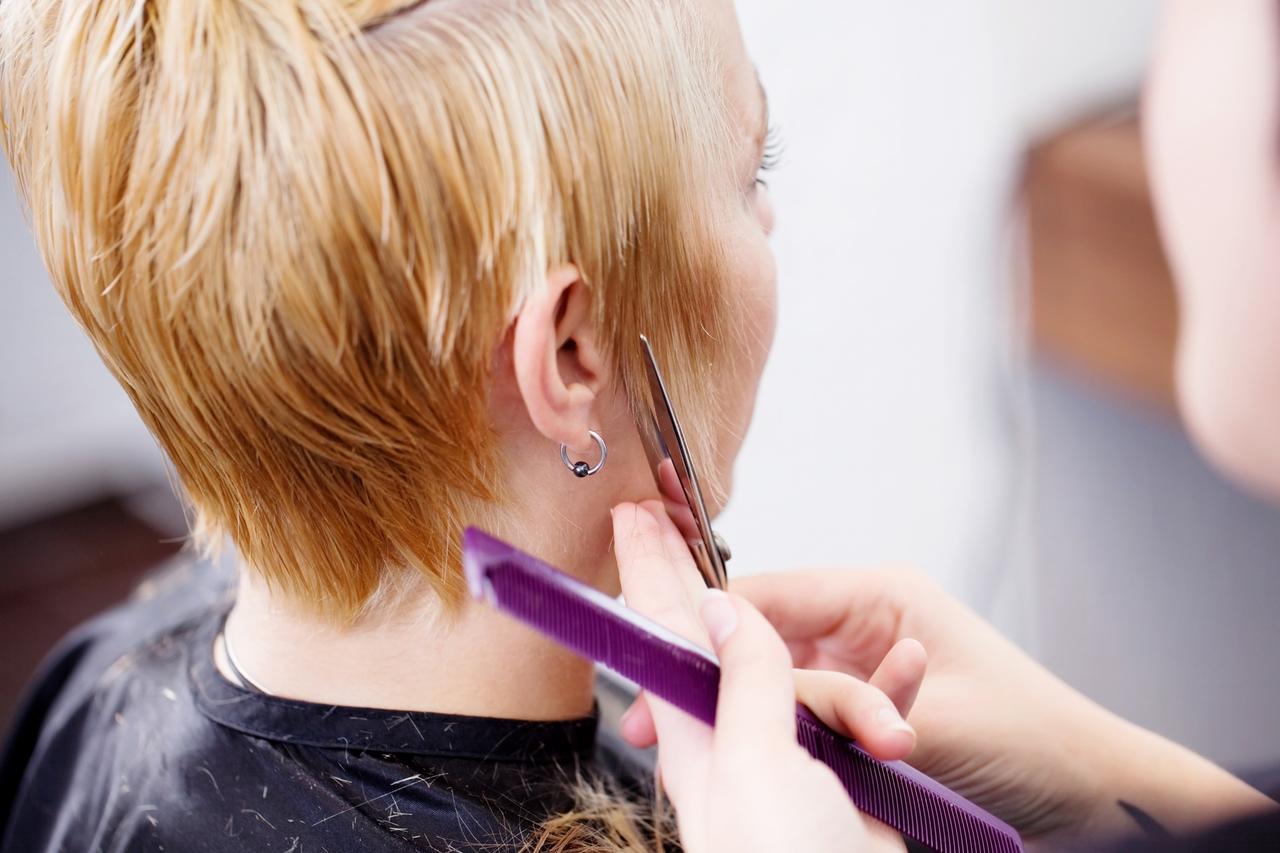 Парикмахер-стилист дала женщинам с алопецией советы по созданию красивой стрижки