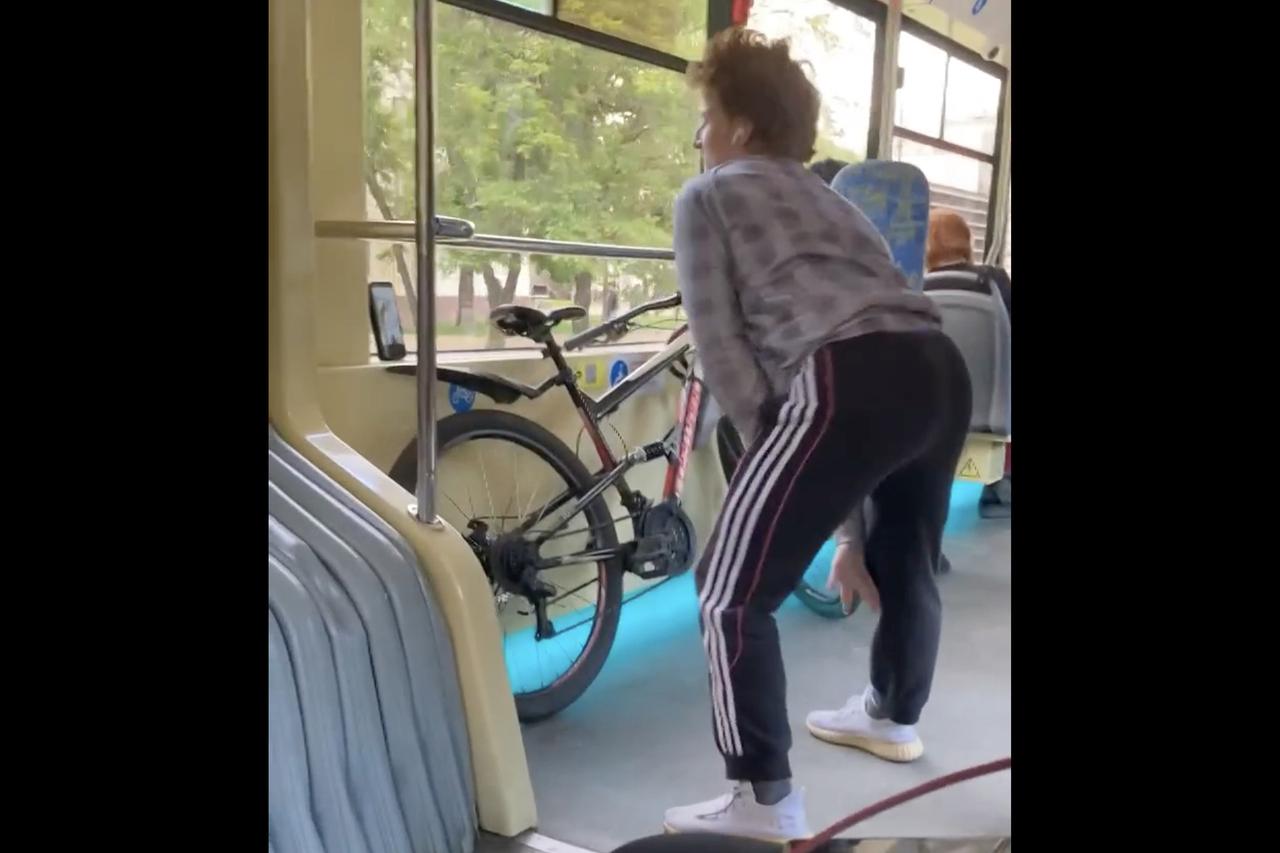 Получившего угрозы расправы за ролики в метро тиктокера заметили в трамвае