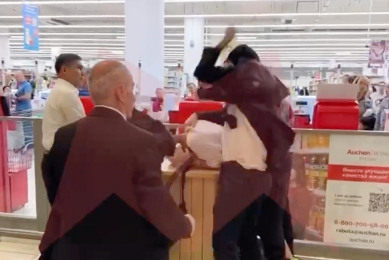Охранники избили посетителя московского ТЦ и попали на видео
