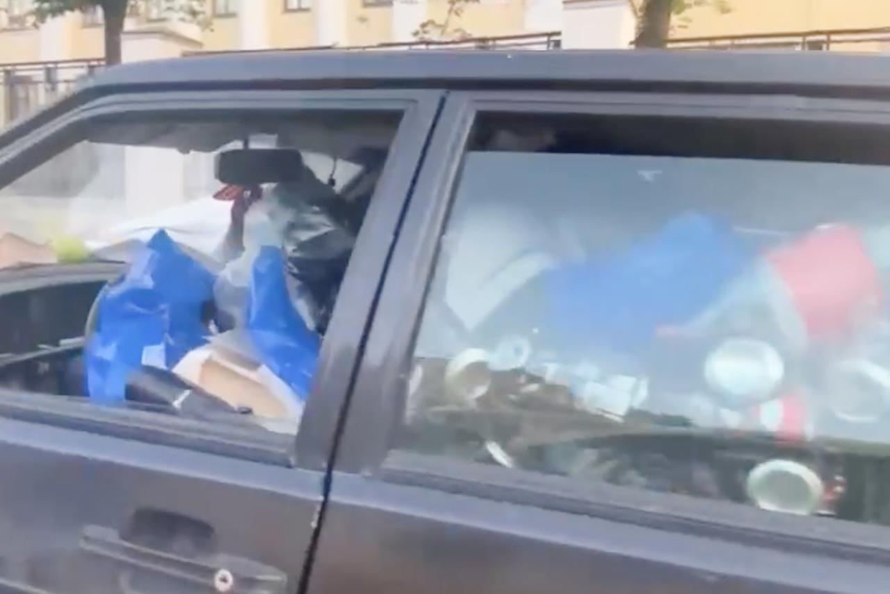 На севере Москвы заметили автомобиль-мусорку