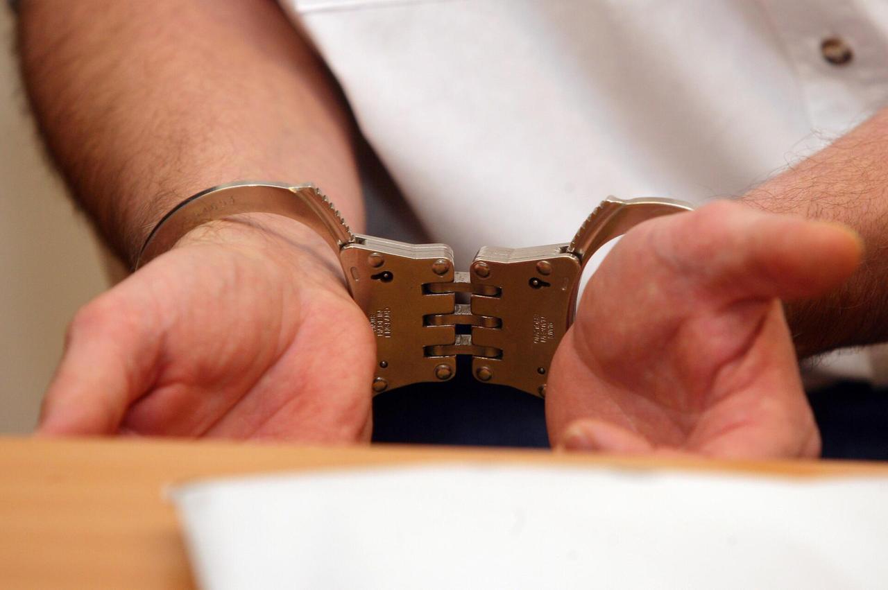 Две москвички пристегнули друг друга наручниками и потеряли ключ