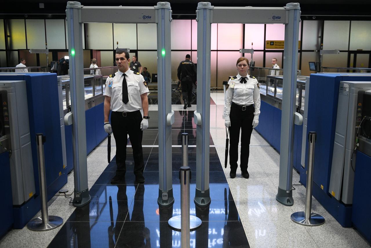 Россиянин испугался личного досмотра и проглотил наркотики в столичном аэропорту