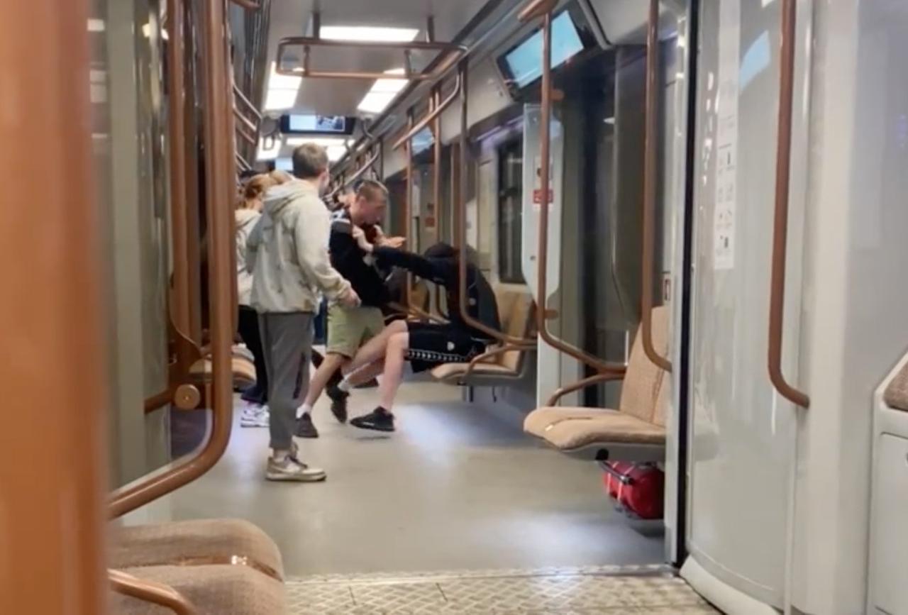 Драка в московском метро попала на видео