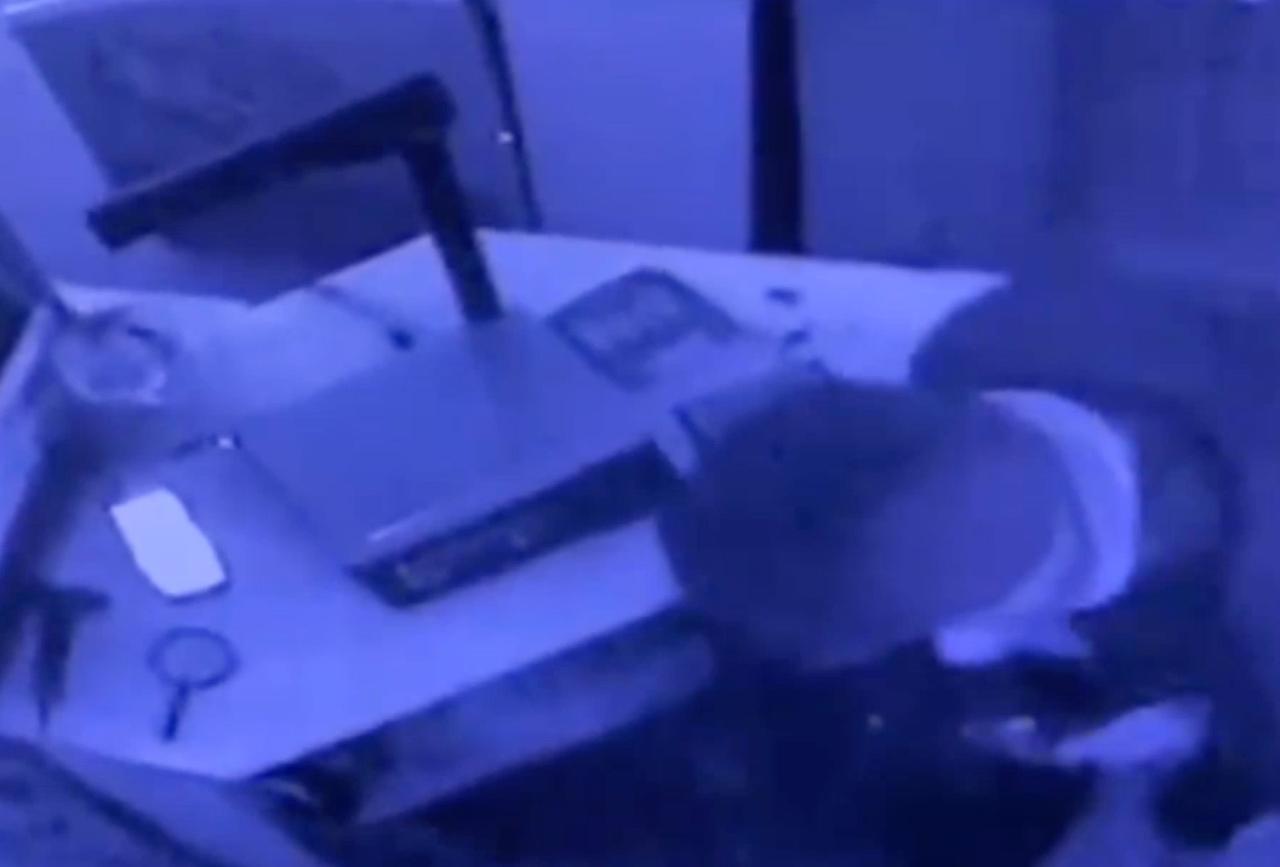 Воры вырвали дверь магазина автомобильным тросом ради сигарет и сладостей