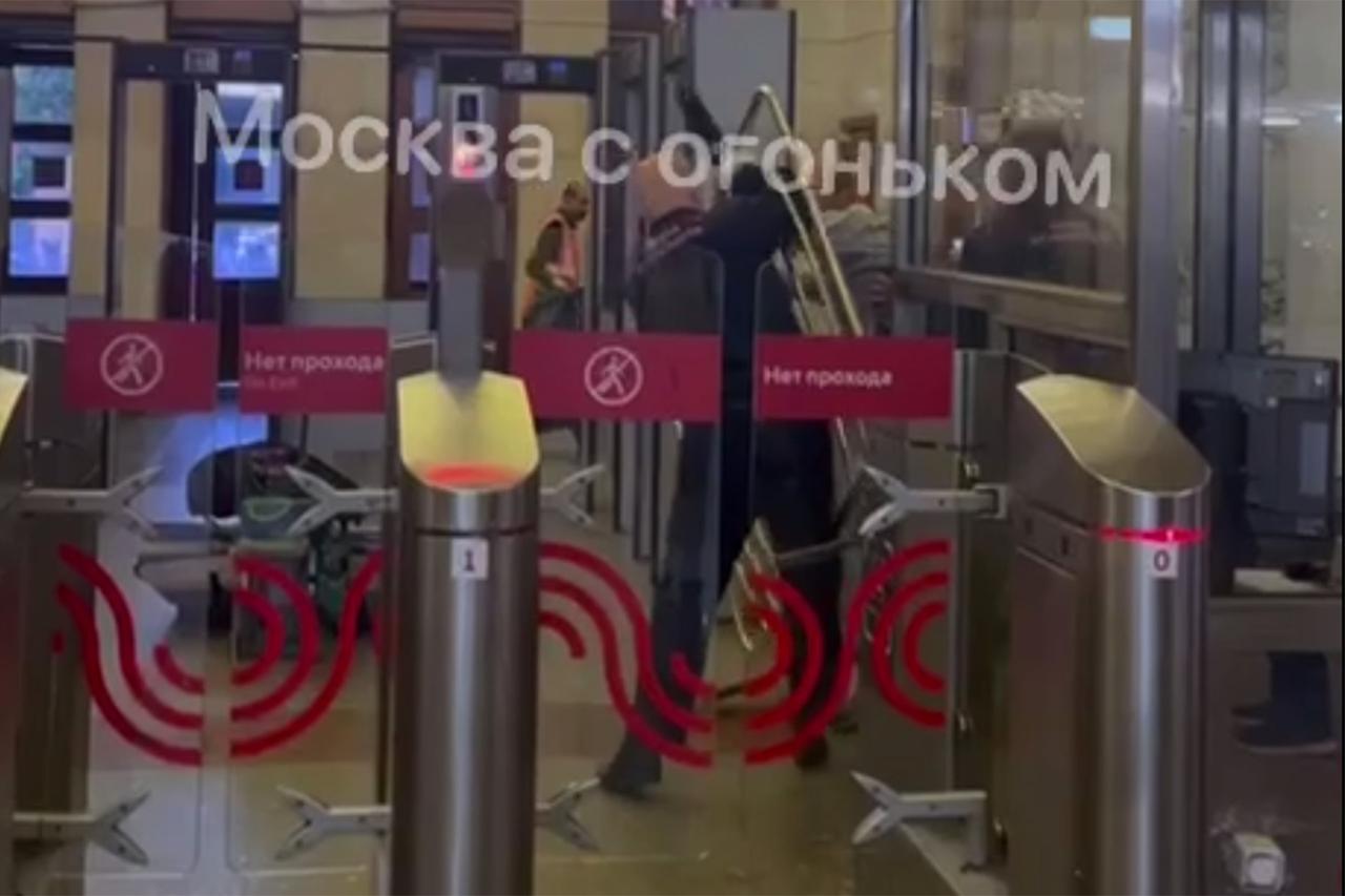 Драка пассажира метро с контролерами попала на видео