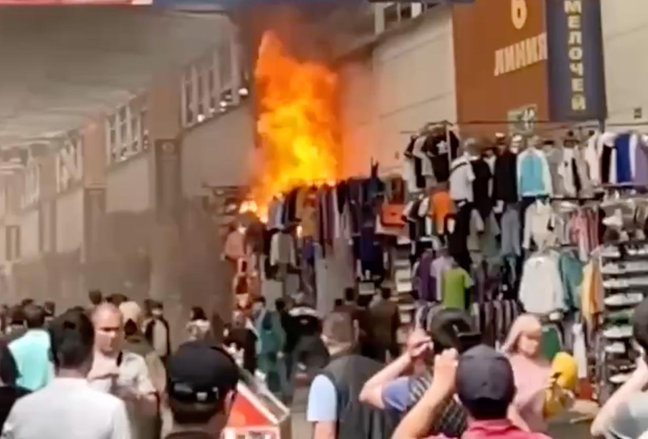 Пожар на рынке «Садовод» в Москве попал на видео