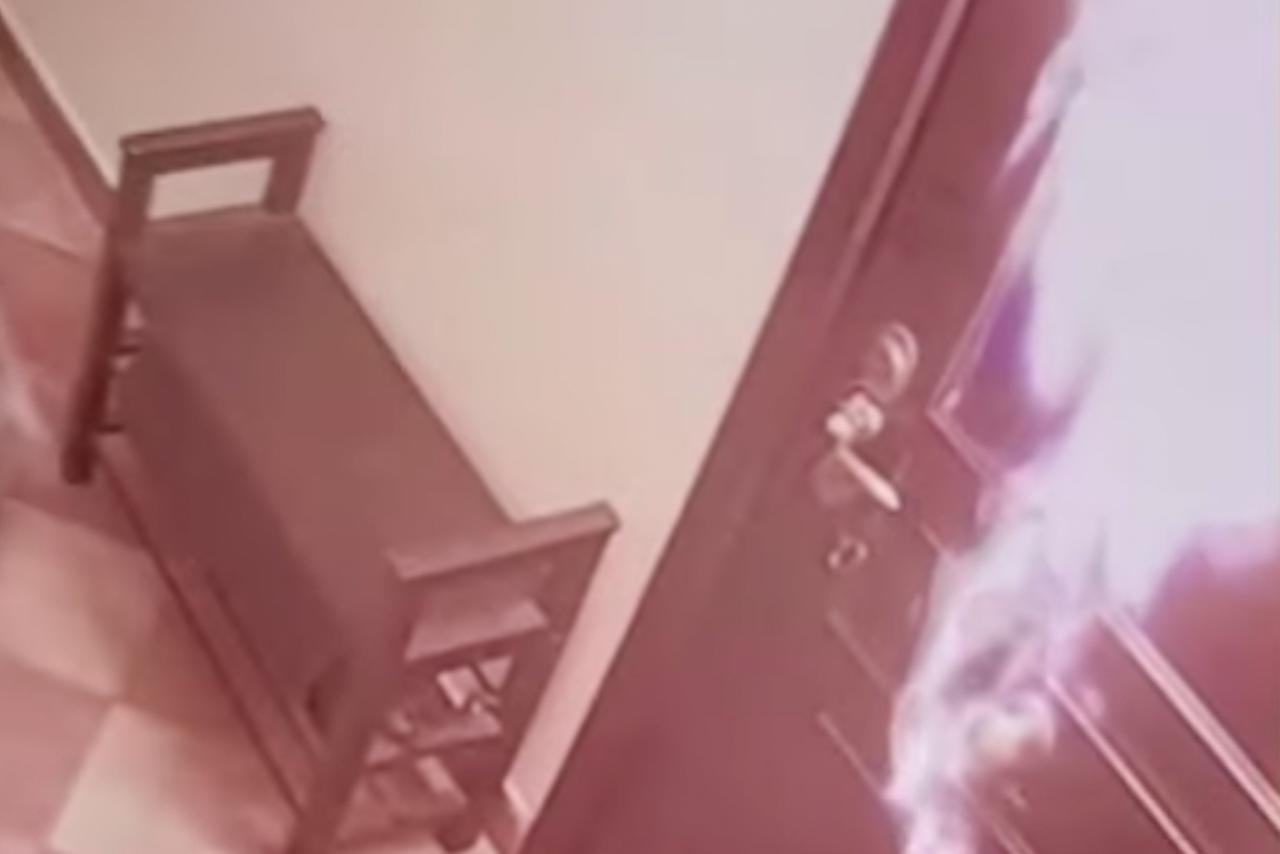 Поджог двери квартиры после установки «гранаты» в Москве попал на видео
