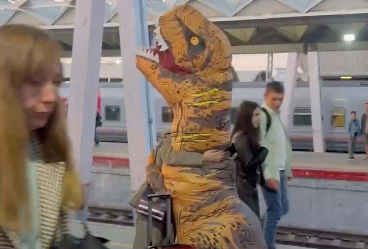 Встречающий пассажирку «динозавр» на столичном вокзале попал на видео