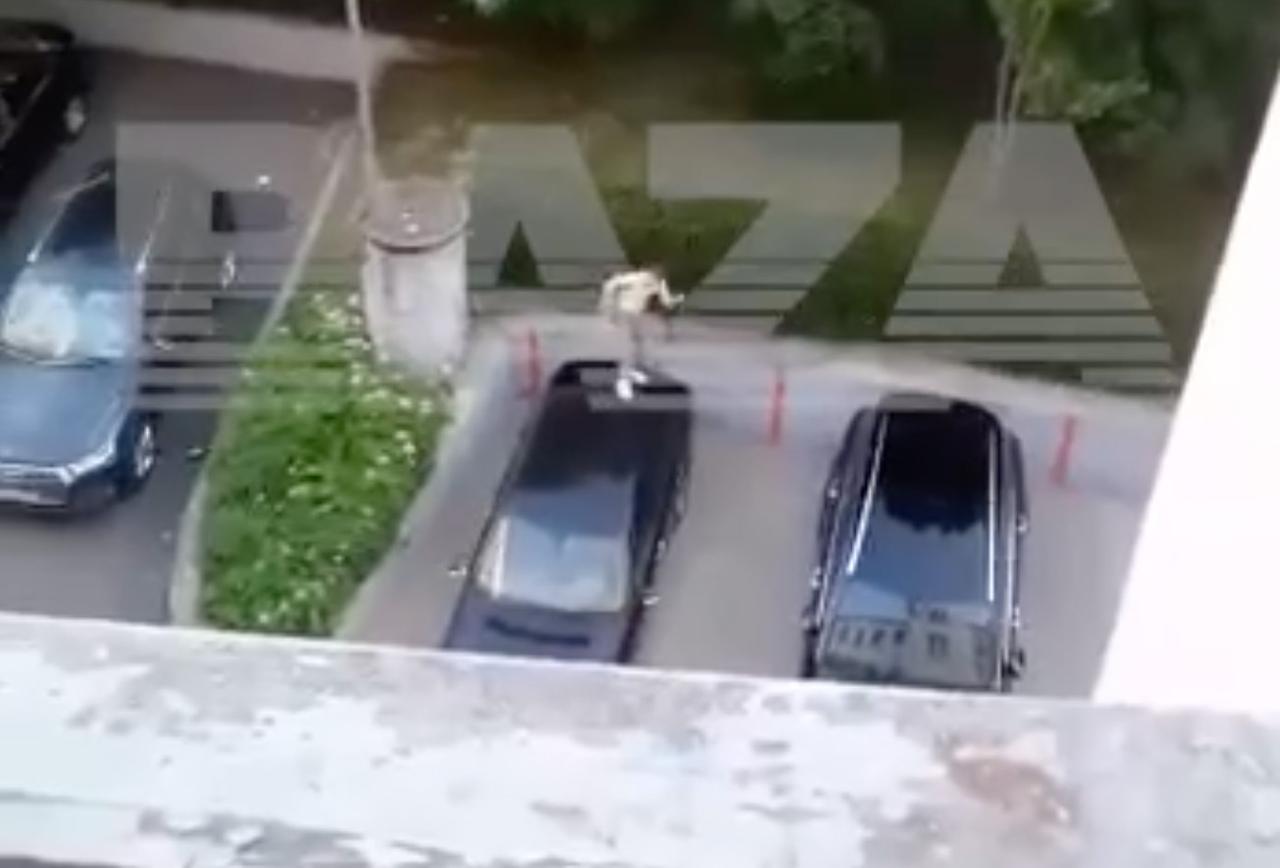 Мужчина разгромил несколько авто на парковке в Москве и попал на видео