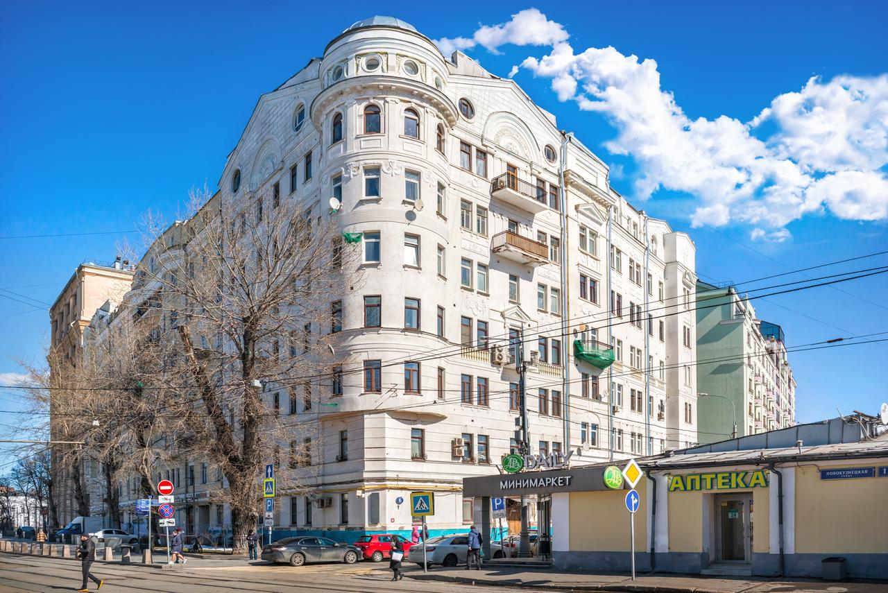 Москвичам напомнили высоту первых столичных «тучерезов»