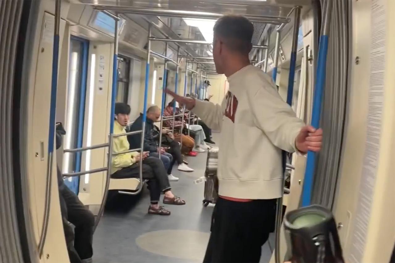 Мужчины спели песню «Знаешь ли ты» в метро и попали на видео